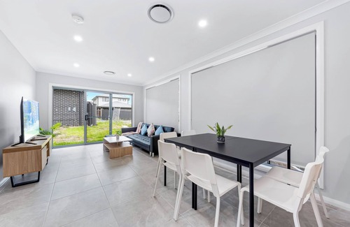 Austral House | Austral Brand New 3Br House with WiFi & Parking