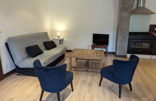 Villemurlin Cottage | Authentic Cottage in Villemurlin with Garden and Parking
