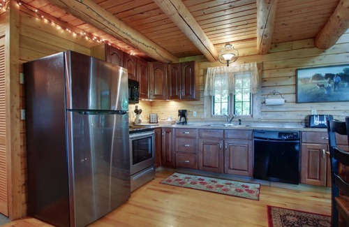 North Ferrisburgh Cabin | Authentic Log Cabin! - Mountain Views-Campfires FREE wood - Hot Tub - Near Lake