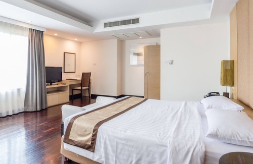 Samsen Nai Condo | Authentic Wooden 3BR near BTS Sanam Pao