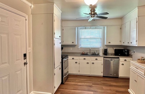 Savannah House | Available Oct 1-Early Street Executive Rental- hospitals,HAAF,10 min to downtown