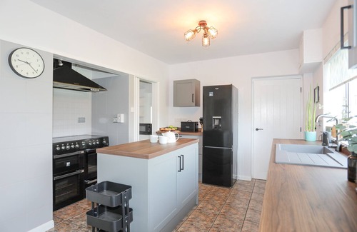 Bryngwran House | AVALON - BRYNGWRAN, pet friendly, with a garden in Llanfaelog