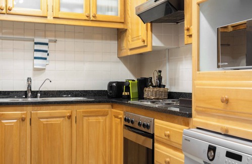 Stellenbosch Central Apartment | Avemore Jan Cats No 5 spacious three bedroom central Stellenbosch apartment