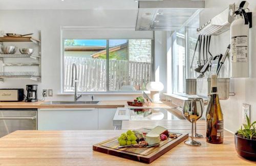 Lakeway Apartment | Aviator's Suite
