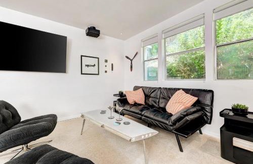 Lakeway Apartment | Aviator's Suite