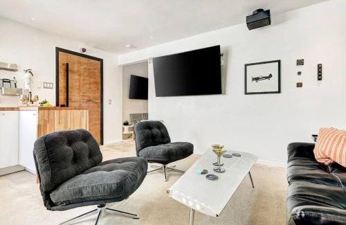 Lakeway Apartment | Aviator's Suite