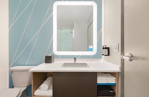 Des Plaines Hotel | avid hotel Chicago O’Hare – Des Plaines by IHG