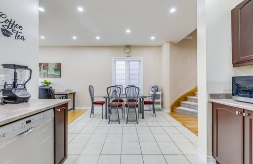 Lakeview House | AVID Vacation Palace in Castlemore,Brampton