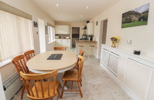 Llangynog Cottage | AWEL Y BERWYN, pet friendly, with a garden in Llangynog