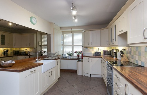 Tremadog Cottage | Awelon sleeps 10, Hot Tub, Log Burner, private courtyard, Porthmadog, Snowdonia