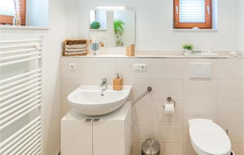 Schwackendorf Apartment | Awesome Apartment In Hasselberg