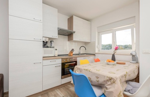 Ploce Apartment | Awesome apartment in Rogotin with WiFi