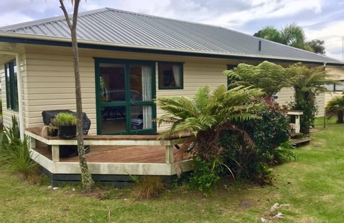 Matarangi House | Awesome family bach at stunning Matarangi beach!