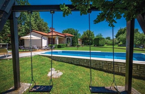 Belavici House | Awesome home in Belavici with sauna