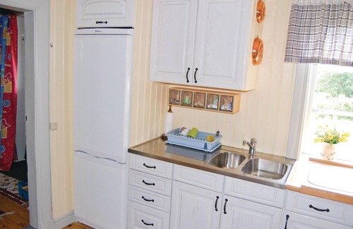 Broddetorp House | Awesome home in Falköping with kitchen