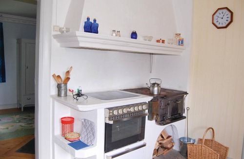 Broddetorp House | Awesome home in Falköping with kitchen