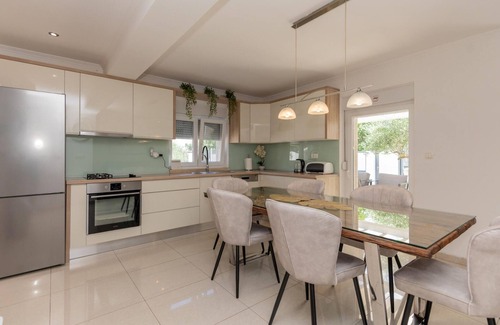 Kamenmost House | Awesome home in Kamenmost with jacuzzi