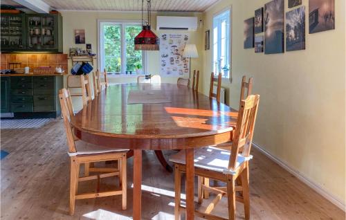 Lidhult House | Awesome Home In Lidhult With Lake View