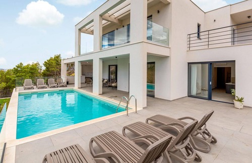Zrnovnica House | Awesome Home in Zrnovnica With Sauna, Wifi and Swimming Pool