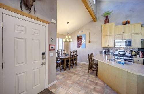Moab South Valley House | Awesome Retreat Pool ,Hot tub, 2 car garage