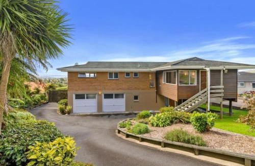 Rotorua House | Aww Sheep-Uninterrupted Panoramic View with Spa