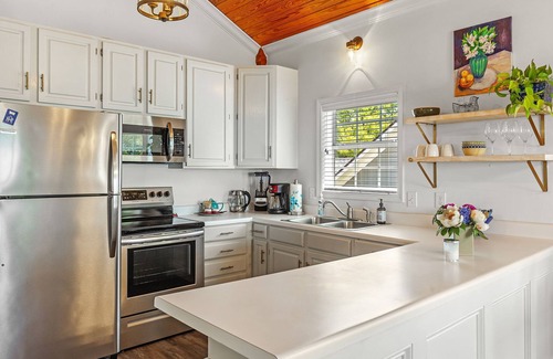Fairhope Apartment | Azalea at Jubilee Suites Bed & Breakfast. 2K/2B.