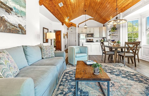 Fairhope Apartment | Azalea at Jubilee Suites Bed & Breakfast. 2K/2B.