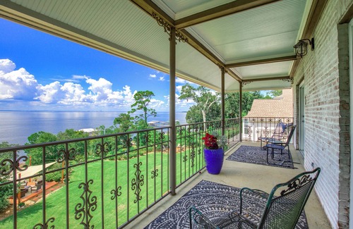 Fairhope Apartment | Azalea at Jubilee Suites Bed & Breakfast. 2K/2B.