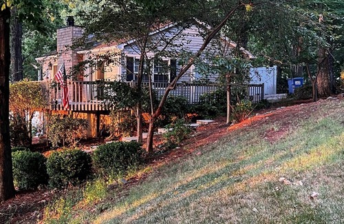 Mayhew Cottage | Azalea Cottage 1Br/1Ba with spacious Deck overlooking LKN and 2 Private docks.