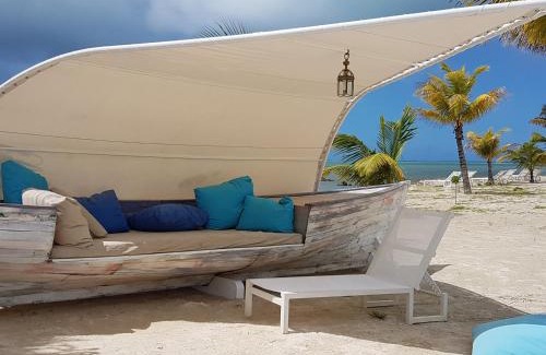 Roches Noires Apartment | Azuri Apartment with Beach, Pools, Gym, Golf, Shops, Restaurants, Spa, Boat activities, Tennis &Paddle court, kids corner