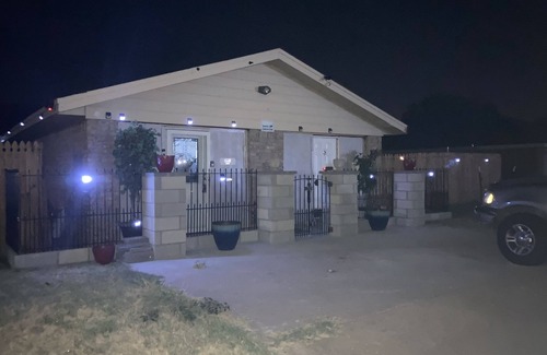Wichita Falls House | B: 2 BDRM 1 BAw/firepit Sleeps 4 Suite B