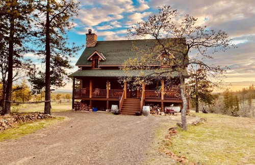 Klickitat County Cabin | B&B Ranch is a cozy cabin with mountain views , perfect for rest and have fun.