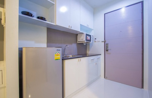 Wichit Apartment | B Deluxe Studio pool & kitchen