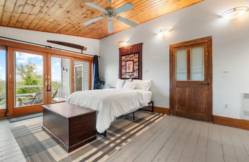Loudon Apartment | B - Porch Suite on Miles Smith Farm