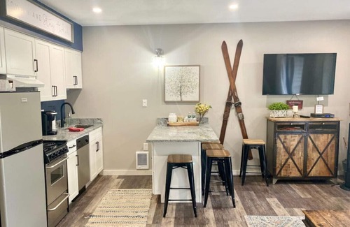 Lincoln Condo | B107 · Mountain getaway!Remodeled 1 bedroom,Pool, hot tub