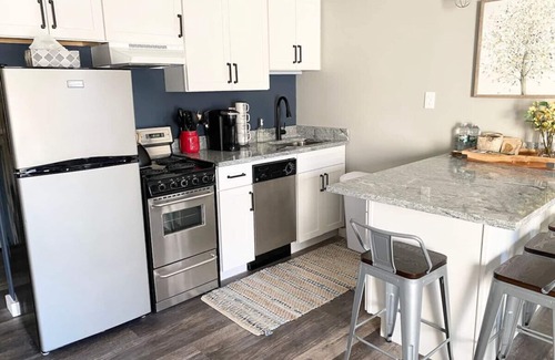 Lincoln Condo | B107 · Mountain getaway!Remodeled 1 bedroom,Pool, hot tub