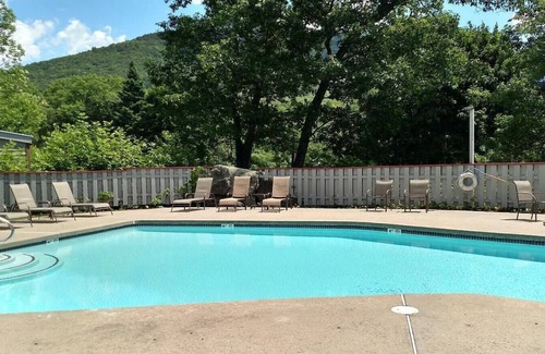 Lincoln Condo | B107 · Mountain getaway!Remodeled 1 bedroom,Pool, hot tub