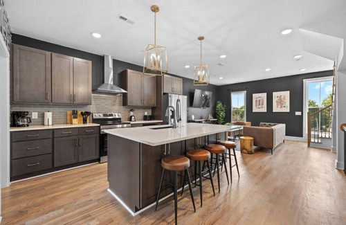 Talbot's Corner House | Bachelor’s Dream Pad - 4BR w/Game Room & Rooftop!