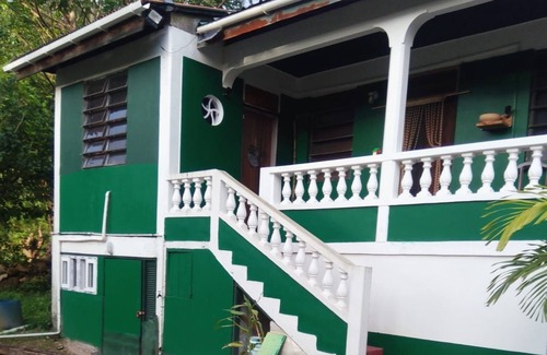 Wotten Waven House | "Back 2 Eden" Home with FREE Wifi, Mountain views & close to 3 Mineral Hot Spas