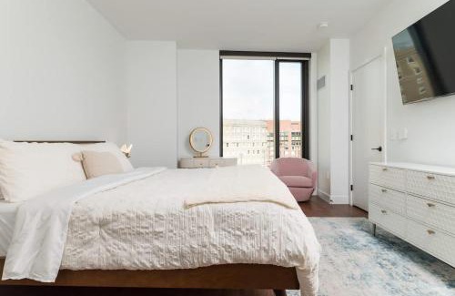 Bay Village Apartment | Back-Bay 2BR Condo w Roof top Gym Parking