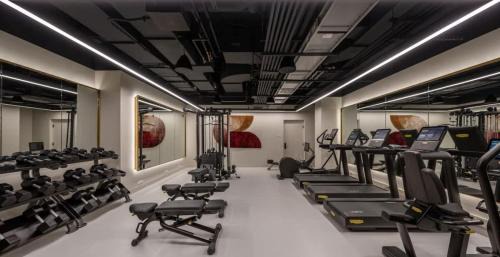 Bay Village Apartment | Back-Bay 2BR Condo w Roof top Gym Parking
