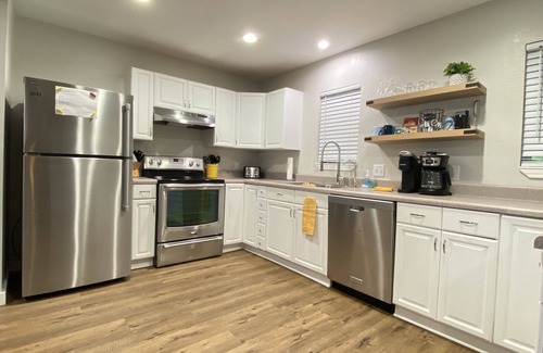 Kemp Cottage | Back to school getaway @ Cedar Creek Lake! Hot tub, kayak, SUP, firepit, fishing