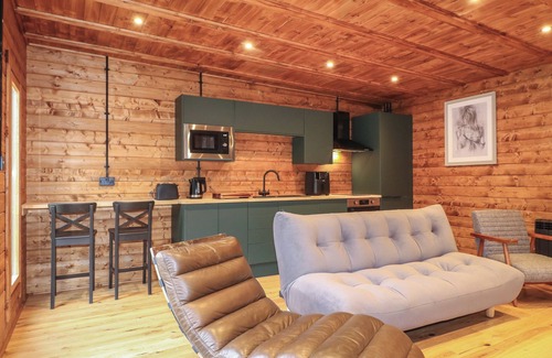 North Luffenham Cottage | BADGER'S BURROW, pet friendly, with hot tub in Edith Weston