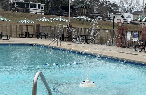 New London House | Badin Shores Lake Home Lots of Amenities
