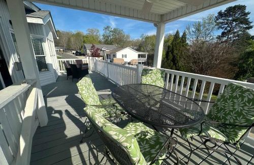 New London House | Badin Shores Resort - Excellent Lake View Home - Pools & Lots of Amenities - Great Porch Area - Family