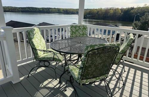 New London House | Badin Shores Resort - Excellent Lake View Home - Pools & Lots of Amenities - Great Porch Area - Family