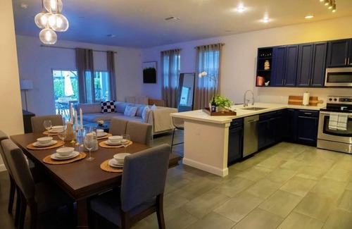 Dania Beach House | BaeCation Dania! Near Fort Lauderdale Airport, beach & casino!npool & jacuzzi!