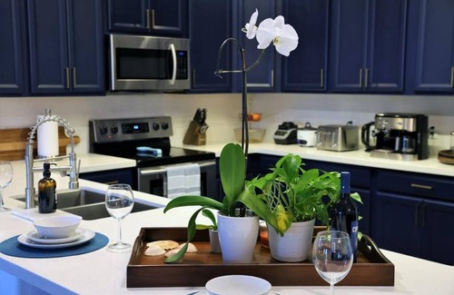 Dania Beach House | BaeCation Dania! Near Fort Lauderdale Airport, beach & casino!npool & jacuzzi!