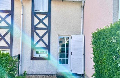 Courseulles-sur-Mer House | Baham YourHostHelper