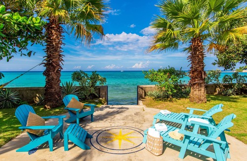 Runaway Bay Cottage | Bahia - charming seaside cottage, wooden loft and shutters, garden, staff